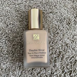 Estée Lauder double wear stay in place foundation